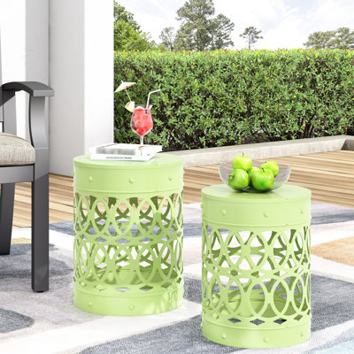 Table d'appoint d'extérieur élégante en métal, ornement captivant en fer découpé, support thermolaqué, aucun assemblage requis, 35 cm L x 35 cm P x 45 cm H et 30,5 cm L x 30,5 cm P x 40,5 cm H. Design contemporain alliant style et durabilité.