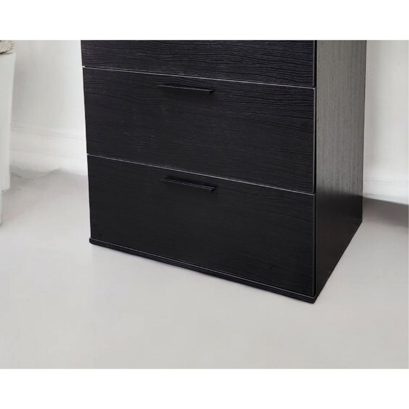 Commode noire à quatre tiroirs