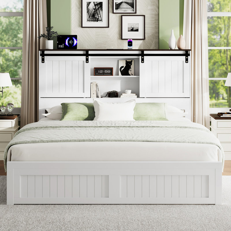 Lit plateforme avec tête de lit porte de grange, prise de courant intégrée et espace de rangement caché, cadre de lit en bois de style rustique pour la chambre à coucher