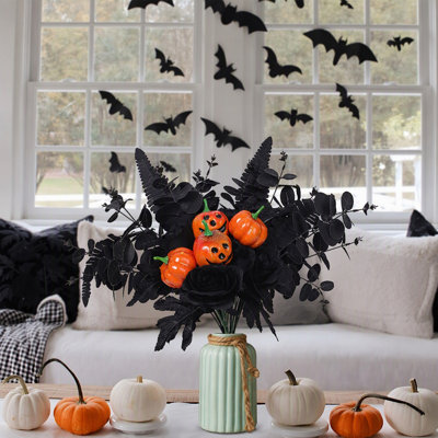 Bouquet de fleurs artificielles d'Halloween avec des feuilles noires et des choix de citrouille