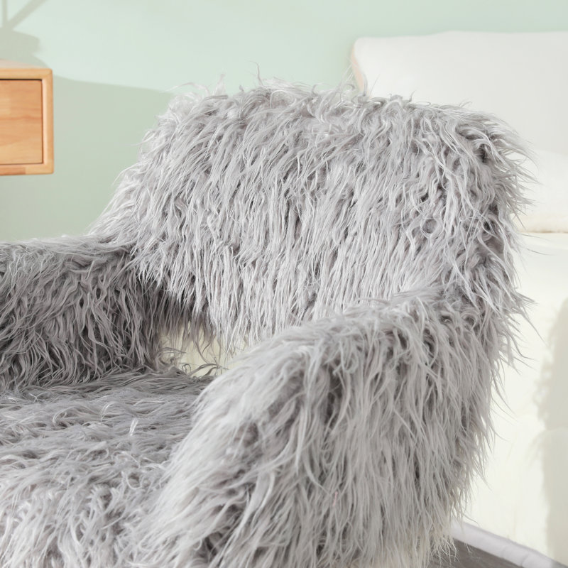 Chaise d'appoint en fausse fourrure grise avec pieds en métal pour une ambiance chaleureuse et rembourrée