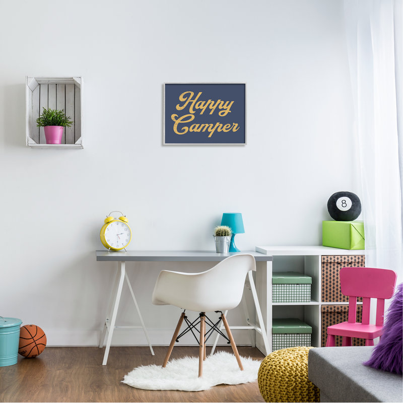«Happy Camper», phrase de script rétro, accent jaune surdimensionné et encadré blanc, art texturé par Lil '' Rue