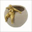 Jardinière ronde 9,3 x 8,8 x 8,8 avec figurine abstraite drapée sur jante