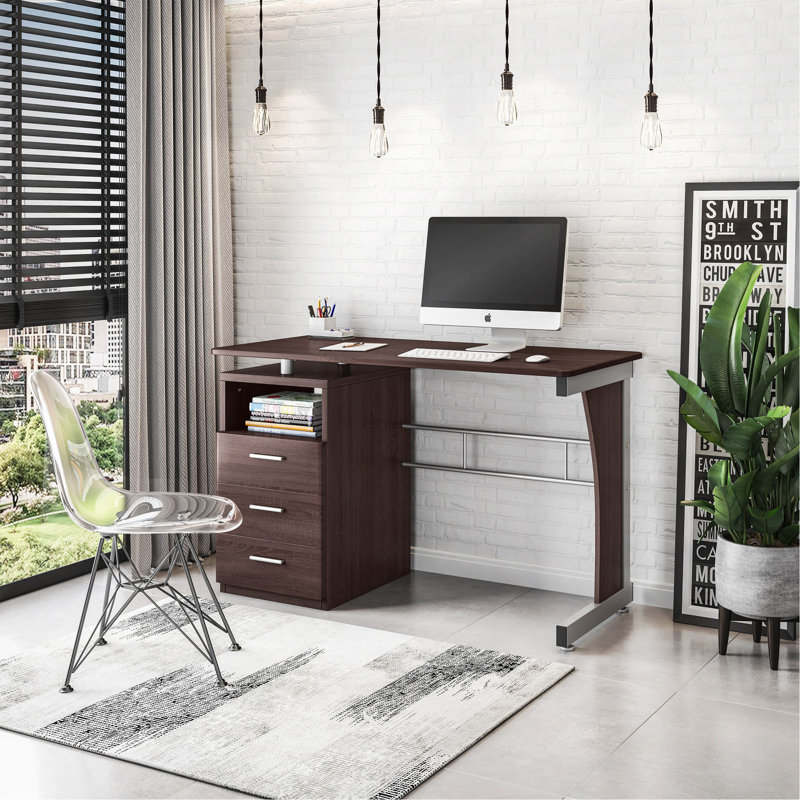 Bureau d'ordinateur avec beaucoup de rangement
