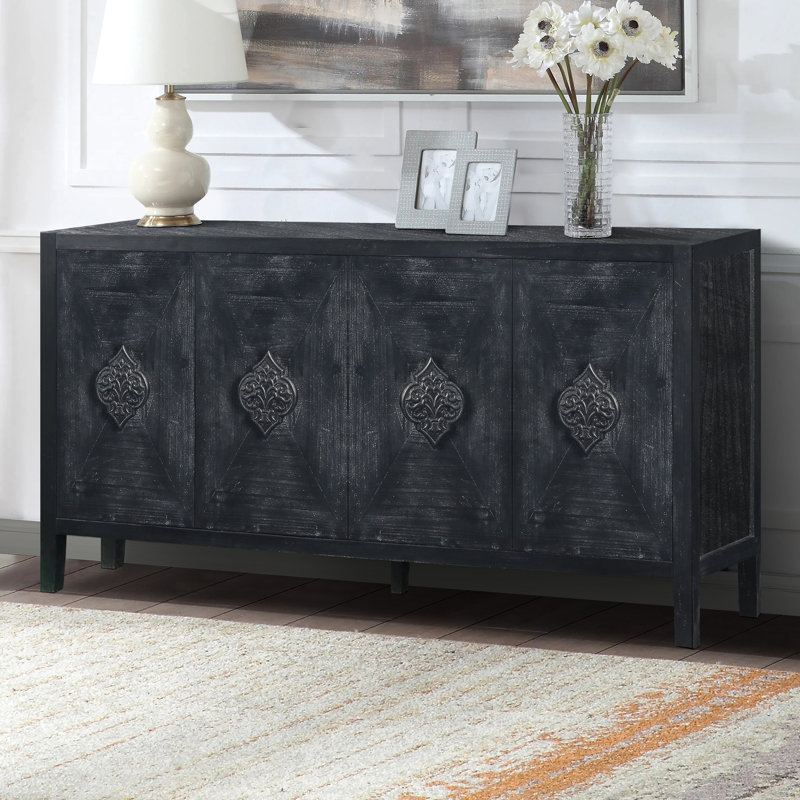 Armoire de rangement antique à quatre portes avec des poignées de fleurs habilement