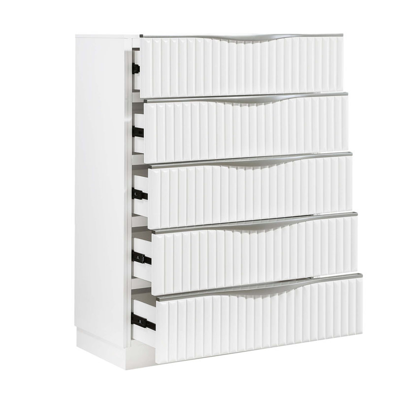 Commode luxueuse à cinq tiroirs avec panneaux texturés et poignées élégantes pour un rangement élégant dans la chambre à coucher
