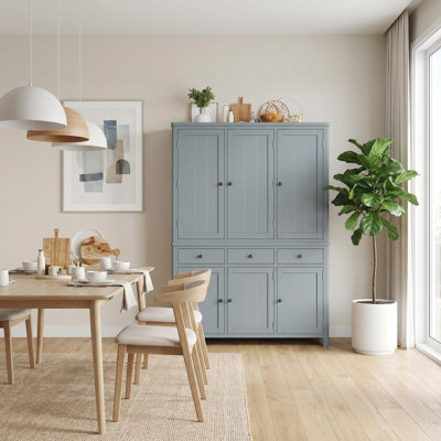 Armoire de cuisine de style Shaker de 53 po de largeur avec tablettes réglables et porte-bouteilles