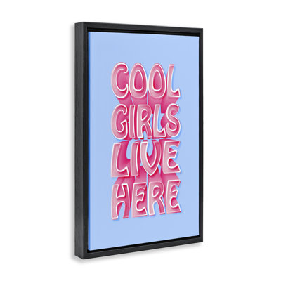 «Cool Girls Live Here», toile flottante encadrée par Martina Pavlova