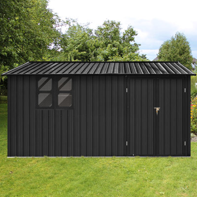 Remise de rangement pour l'extérieur 12 pi x 10 pi en métal noir avec fenêtre, tablettes, trou de suspension de lampe, table de travail pliable, porte à charnières, cadenas, toit à deux apex