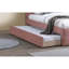 Lit double pleine grandeur avec lit gigogne et tête de lit tapissier à motif quadrillé pour une chambre à coucher contemporaine