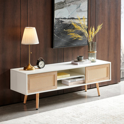 Meuble télé pour espace de vie, 54,88 po, blanc, portes coulissantes doubles, tablette ajustable, pieds en bois massif, armoire tissée, taille 54,88 po, avec tablette et pieds, chic et fonctionnel