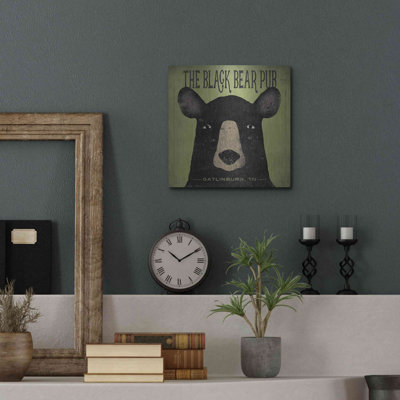  «The Black Bear pub» par Ryan Fowler, art mural en métal, 24 po x 24 po