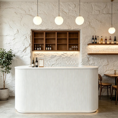 Comptoir de bar moderne avec tablettes de rangement ouvertes, station de boissons et plateau de bar spacieux pour le restaurant, le café et la maison