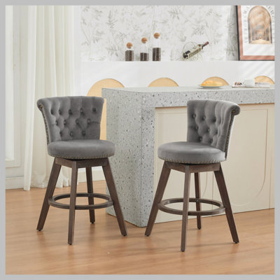 Ensemble de 2 tabourets de bar 26 po à hauteur de comptoir pivotant à 360 ° avec dossier et main - boutons touffetés - bords garnis, tabourets de comptoir de cuisine rembourrés en velours sur pieds en bois, beige