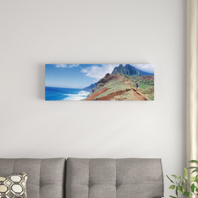 «Adulte, randonnée sur une montagne, sentier de Kalalau, côte de Na Pali, Kauai, Hawaï», reproduction de photo sur toile