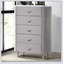 Commode unique de style contemporain avec plateau en pierre de culture, tiroirs en queue d'aronde anglaise, poignées chromées et pieds en angle au fini gris clair