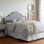 Tête de lit à garniture cloutée en tissu gris-gris, mesurant H 25,57 po x l 55,47 po x P 2,10 po MyShawn-773086880