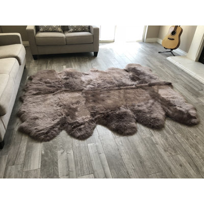 Tapis brun à poils longs fabriqué à la main Amaranta