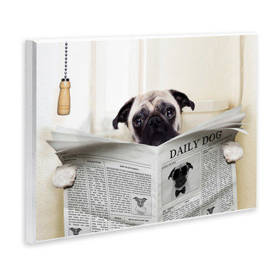 Carlin lisant le journal dans la salle de bain, art mural surdimensionné par In House