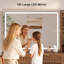 Meuble-lavabo cannelé avec grand miroir et lumières-409655478