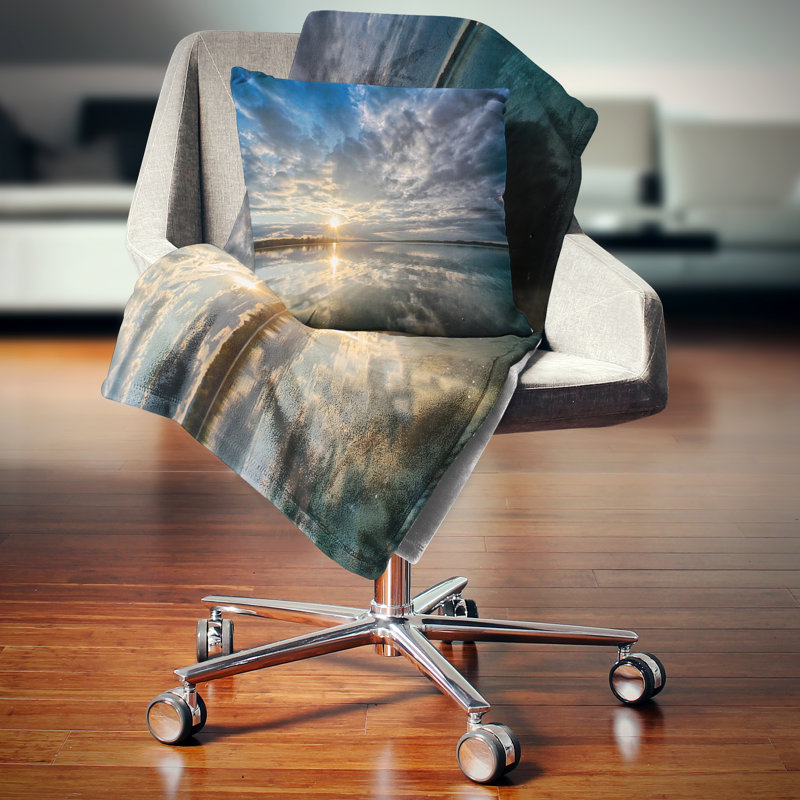 Coucher de soleil avec ciel et mer dramatiques - Coussin Sea & Shore, 18 po x 18 po, Coussin décoratif