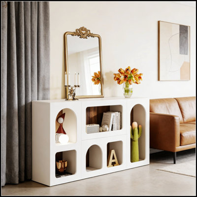 Console chic en bois avec beaucoup de rangement, parfaite pour les vestibules modernes et les salons
