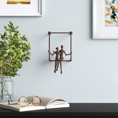 Décoration murale couple Wurth assis sur un rebord de fenêtre