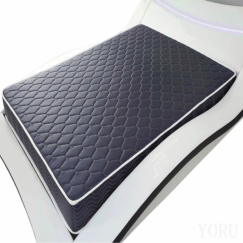 Matelas imperméable en mousse haute densité de 15 cm d'épaisseur, recouvert d'un tissu respirant matelassé bleu marine à losanges. Taille simple.