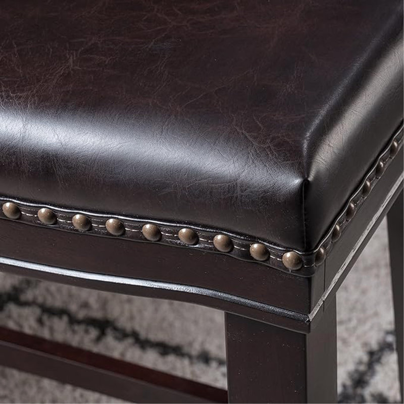 Tabouret de comptoir contemporain rembourré avec garniture cloutée et design élégant, idéal pour les cuisines et les bars.