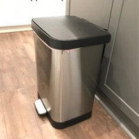 GLAD GLD-74030 Plastic Step Trash Can with Clorox Odor Protection