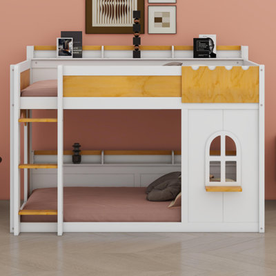 Lit superposé avec tablettes de rangement intégrées, fenêtre décorative et portes à double accès