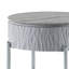 Élégante table de bout grise brillante avec pieds et tablettes en métal
