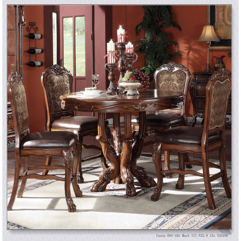Élégantes chaises à hauteur de comptoir beige et chêne cerise, ensemble de 2, parfaites pour le confort et le style dans n'importe quelle salle à manger.