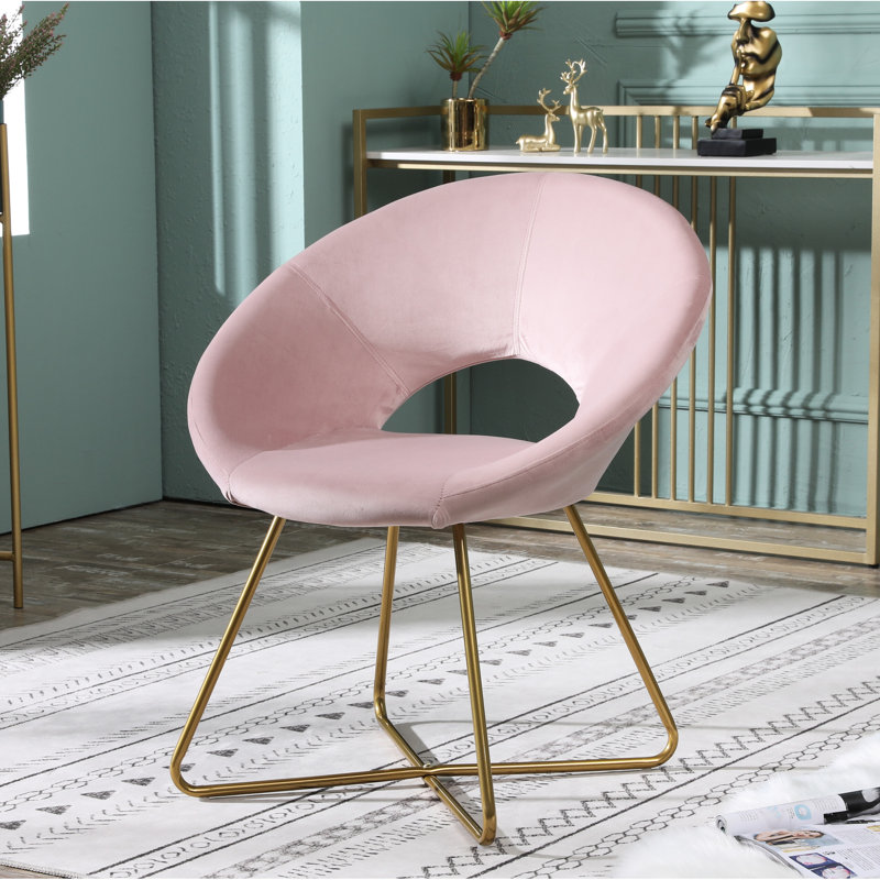 Chaise en velours rose captivante avec construction métallique dorée et support robuste