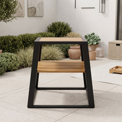 Table d'appoint d'extérieur moderne à deux niveaux en bois d'acacia avec structure en fer et tablette de rangement pour terrasse ou balcon