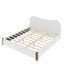 Très grand lit plateforme tapissier avec pieds en bois, blanc