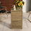Table en brun, fabriquée en bois, ajoute de l'espace supplémentaire à la cour, moderne et fonctionnelle, assemblage, assemblage inclus Mobilier de patio brun, augmente l'espace extérieur pratique, pratique, pièce, requis