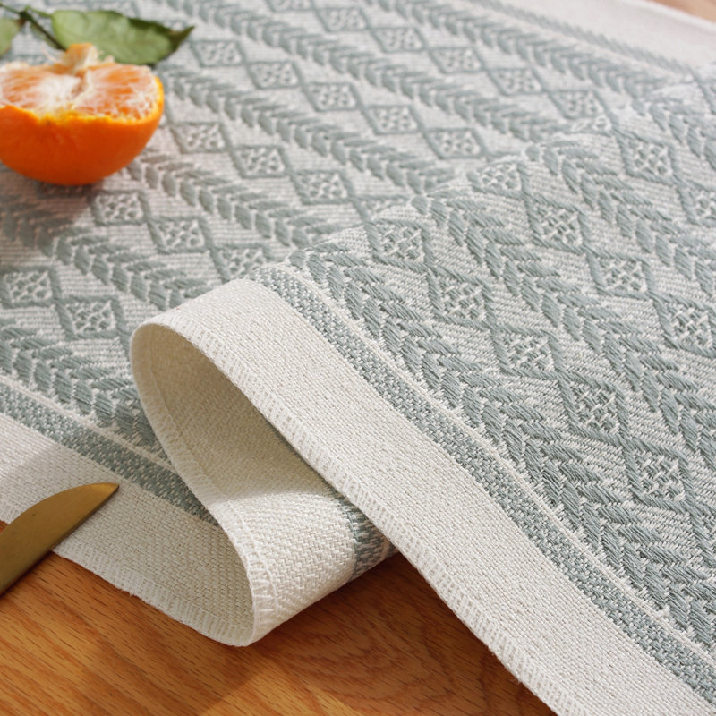 Chemin de table en polyester avec pompon, L 78 po x P 13 po