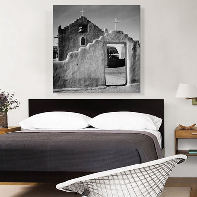 «Church Gate Taos Pueblo National Historic Landmark New Mexico» par Ansel Adams - reproduction de photo sur toile tendue