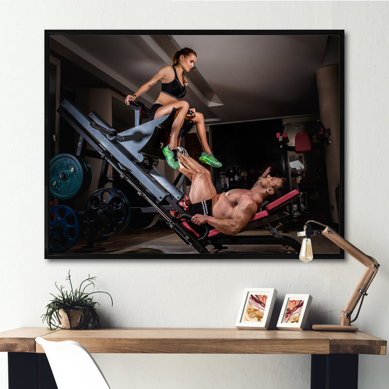 «Man Doing Leg Presses With His Trainer», reproduction sur toile, Cadre flottant noir, H 24 po x l 32 po x P 1 po