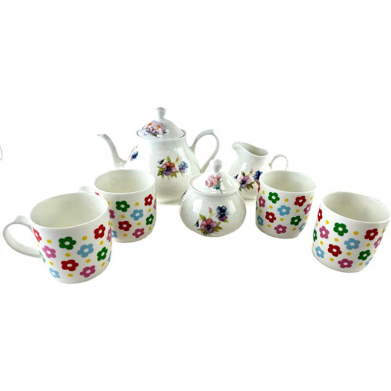 Vaisselle et service en porcelaine tendre. Service à thé 7 pièces, service pour 4. Collection de marguerites colorées