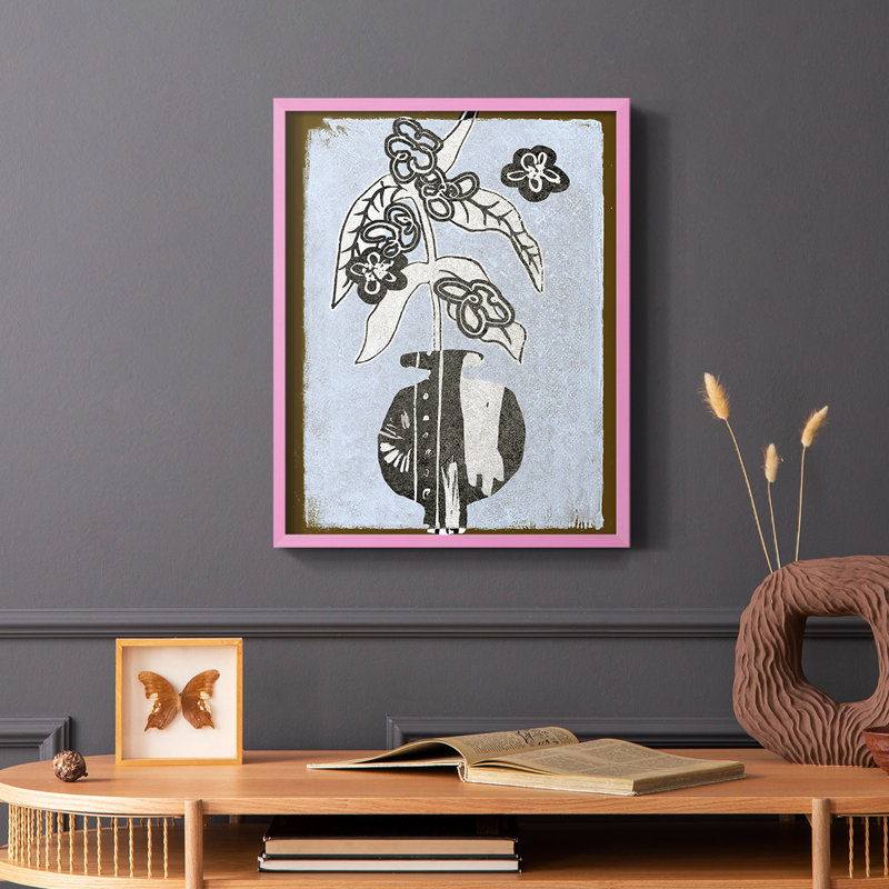 Fleurs graphiques dans un vase IV, reproduction encadrée - bois massif, H 10 po x l 8 po, Rose