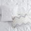 Édredon 7 pièces pour très grand lit - blanc avec détails: 1 édredon, 2 taies décoratives, 3 coussins décoratifs, jupe de lit, lavable, délice, coussins décoratifs de conception magnifique et froissé-121400202-121400208