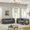 Canapé en velours capitonné à trois places avec accents en acier inoxydable doré, confort luxueux et design Chesterfield intemporel pour les espaces de vie.