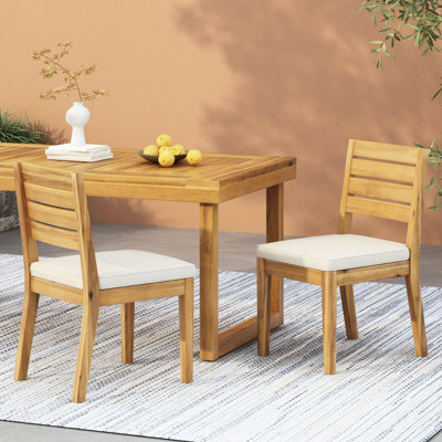 Paire de chaises de salle à manger d'extérieur sans accoudoirs avec coussins, beige naturel, fabrication en bois, style panneau de lattes, l 18,44 po x P 22,47 po, H 34,3 po, couleur beige, bois, sièges et panneaux de dossier, l 19 po, P 23 po x H 35 po