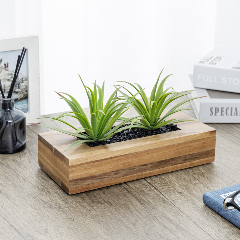 Plantes vertes artificielles en pot de bois