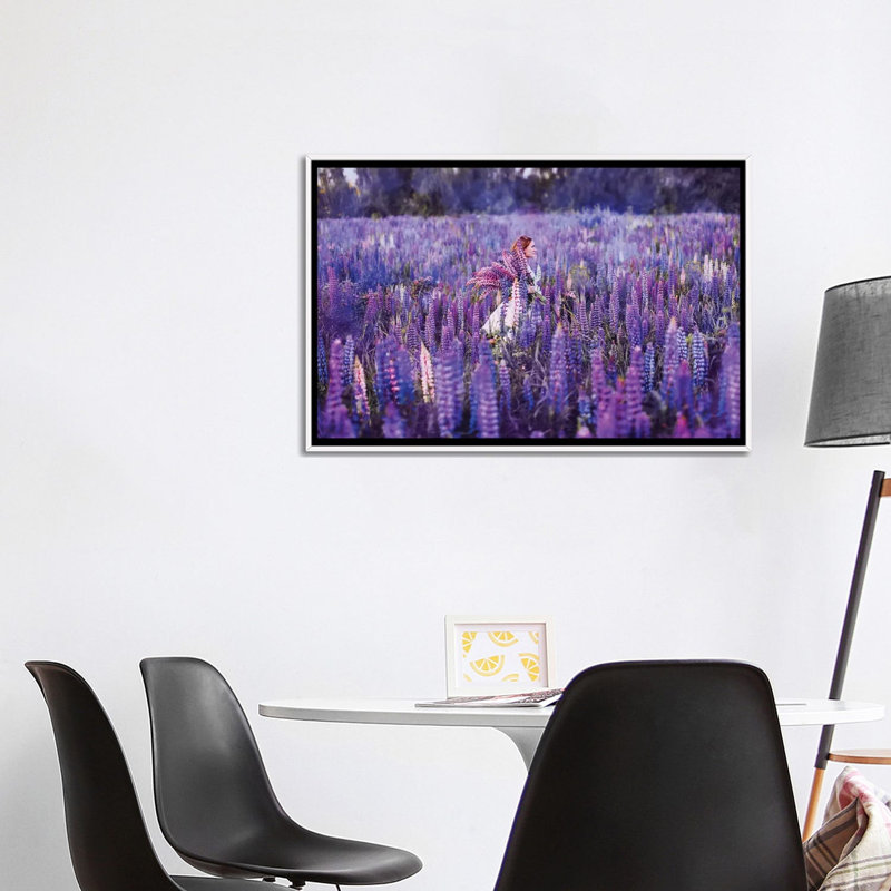 «The Girl in Lupine Fields» par Hobopeeba - reproduction de photo, H 26 po x l 40 po x 1,5 po, Toile blanche encadrée