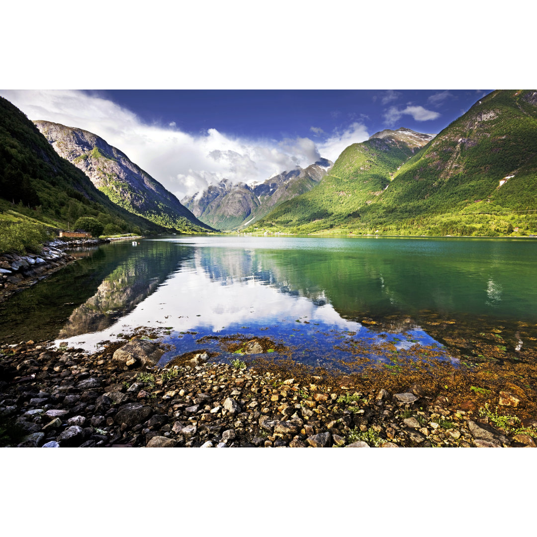 Friedlicher norwegischer Fjord von Stevegeer - Leinwandbild