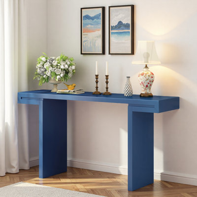 Console avec lignes géométriques et pieds réglables