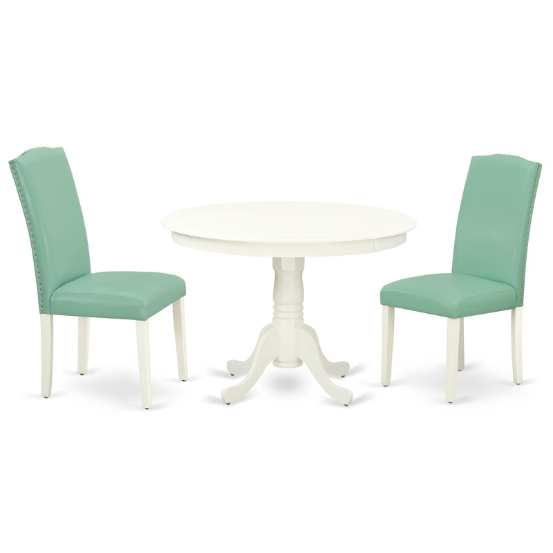 L'ensemble de table de salle à manger 3 pièces comprend une table de cuisine ronde avec piédestal et 2 chaises de salle à manger Parson en similicuir, blanc lin